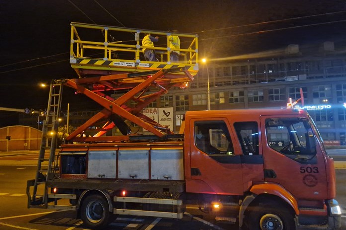 Na obnově trolejového vedení na silnici I/49 pracují montéři i v noci