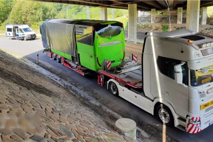 Řidič kamionu jel téměř 48 hodin bez odpočinku, další vezl autobus bez povolení