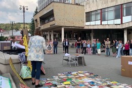 Ve Vsetíně se konal protest proti uzavření knihovny v Luhu