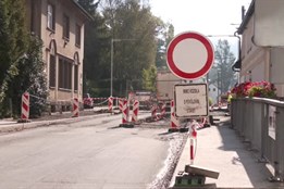 Silnice mezi Mníškem a Oldřichovem je neprůjezdná