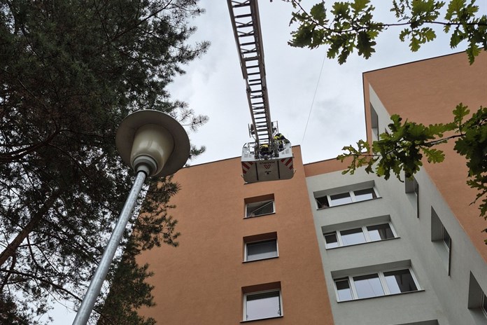 Správce domu zachránil bezmocnou seniorku ve Zlíně. Ležela tři dny na zemi
