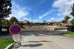 Konec volnému parkování pod mostem Generála Pattona. Město tam buduje parkoviště se závorou
