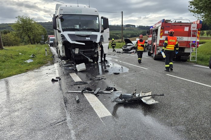 Tragická nehoda na hlavním tahu na Slovensko: jeden řidič zemřel, pro spolujezdkyni letěl vrtulník