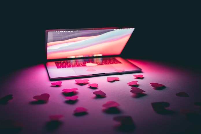 Komu není rady… Mladík dvakrát naletěl neznámým ženám na sociální síti, přišel o 150 tisíc korun