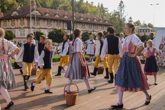 Luhačovice budou čtyři dny žít dětským folklorním festivalem Písní a tancem