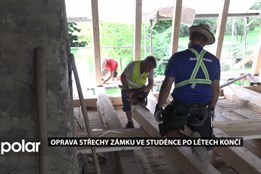 Oprava střechy Starého zámku ve Studénce po létech končí