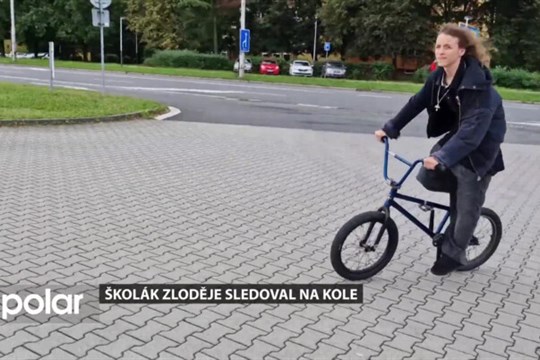 Školák sledoval zloděje na kole až do jeho dopadení. Policisté mu za odvahu poděkovali
