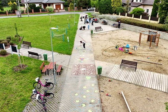 Barevné hry na chodnících oživily dětské hřiště v Krasicích