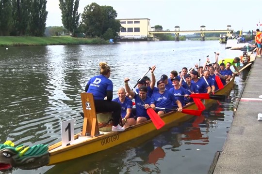 V Mazáckém drakobití se o prestiž utkalo 20 posádek dračích lodí