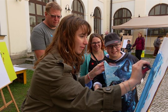 Děti ze ZŠ Šafaříkova opět malovaly v plenéru