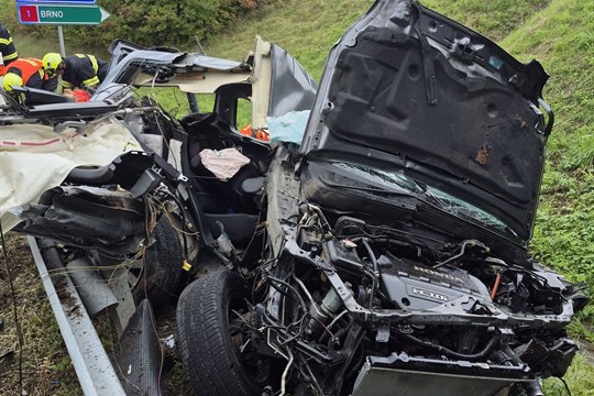 Z dálničního mostu u Bezměrova se zřítilo osobní vozidlo. Řidič nehodu nepřežil