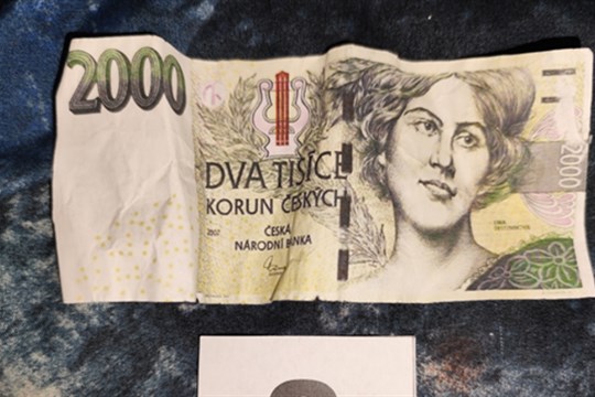 Dívka tiskla falešné dvoutisícovky, kamarádi je začali používat, teď jsou všichni obviněni