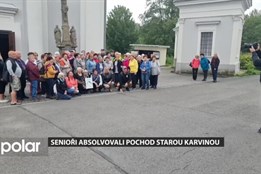 Senioři z Klubů seniorů absolvovali pochod starou Karvinou, mnozí znali místa z mládí