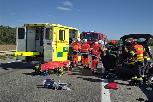 Vážná nehoda několika vozidel na silnici I/50 u Kunovic komplikovala dopravu v okolí