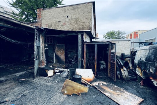 Požár zničil dílnu autoservisu v Ostravě i tři zaparkovaná auta