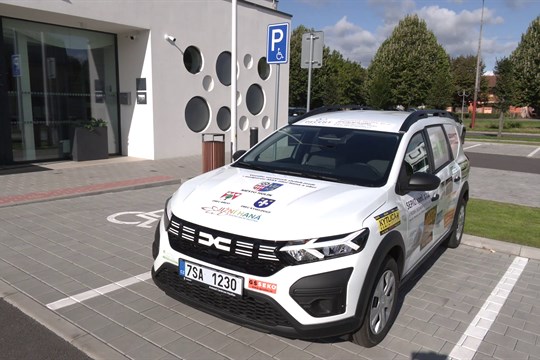 Pečovatelky už dávno nejezdí na kolech, DECENT má nové auto
