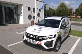 Pečovatelky už dávno nejezdí na kolech, DECENT má nové auto