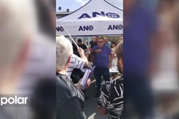 Za napadení Andreje Babiše francouzskou holí hrozí muži až tři roky vězení
