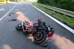 Motorkář nezvládl zatáčku na Červenohorském sedle – narazil ve vysoké rychlosti do svodidel