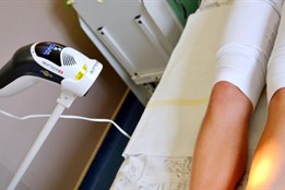 V nemocnici ve Valašském Meziříčí pomáhá s hojením ran nová bioptronová lampa