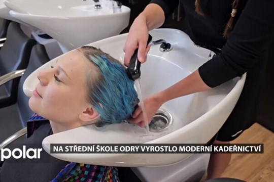 Obyvatelé Oder mohou chodit do moderního školního kadeřnictví