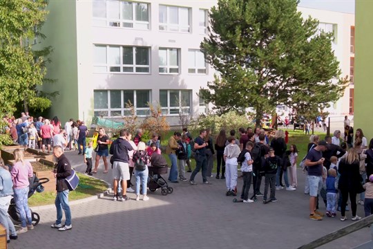 Areál základní školy TGM prokoukl, má nové hřiště i zahradu