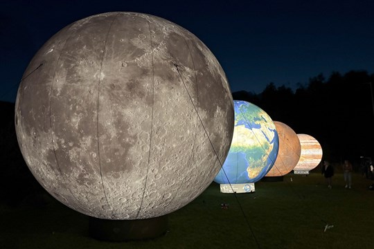 Zlínská zoo se v sobotu rozzáří lampiony a obřími maketami planet
