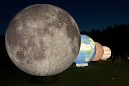 Zlínská zoo se v sobotu rozzáří lampiony a obřími maketami planet