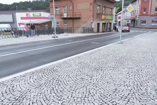 Most v Semilech už slouží řidičům i chodcům