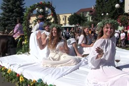 Krojované vinobraní nabídlo tradiční průvod i skupinu Kollárovci