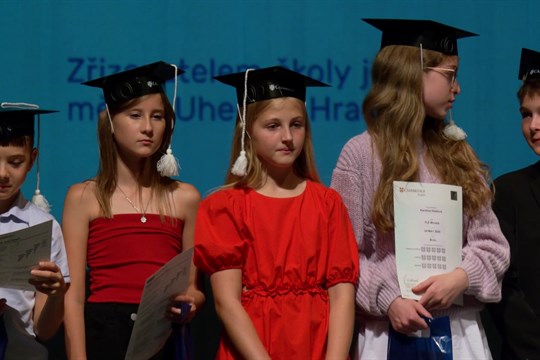 Děti ze ZŠ UNESCO slavnostně převzaly jazykové certifikáty