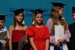 Děti ze ZŠ UNESCO slavnostně převzaly jazykové certifikáty