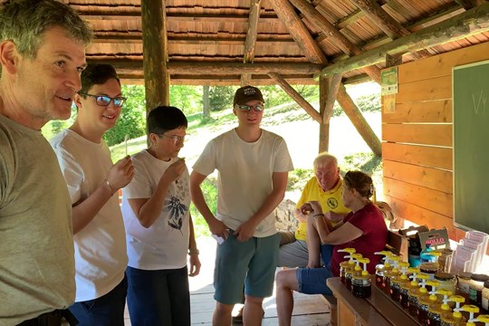 Ochutnávka medu ukázala kvalitu včelařských produktů ze Semetína