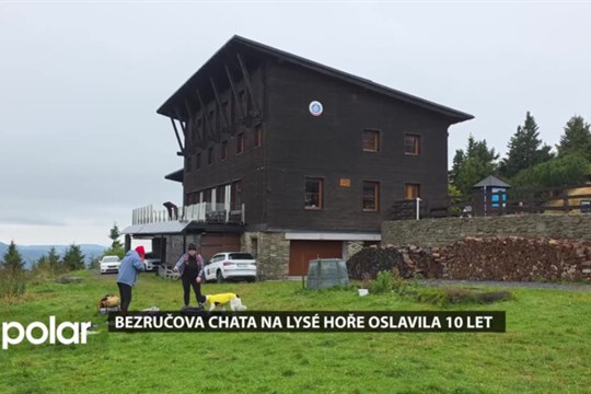Turisté na Lysé hoře oslavili 10 let od obnovení vyhořelé Bezručovy chaty