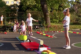 Akce u Sokolovny spojila aktivní odpoledne s opékáním špekáčků
