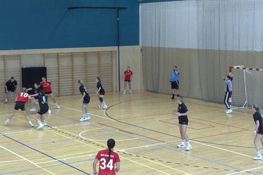 Start 1. ligy házenkářek obstaralo regionální derby, radovali se domácí