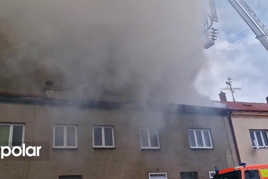 V Bohumíně od hořícího přístřešku vzplanula střecha domu