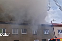 V Bohumíně od hořícího přístřešku vzplanula střecha domu