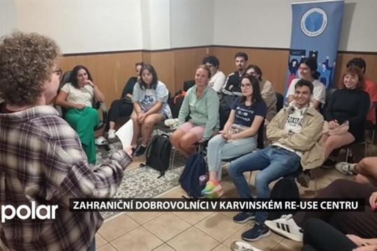 Zahraniční dobrovolníci se v karvinském Re-use centru učili, jak v Česku recyklujeme