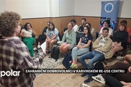 Zahraniční dobrovolníci se v karvinském Re-use centru učili, jak v Česku recyklujeme