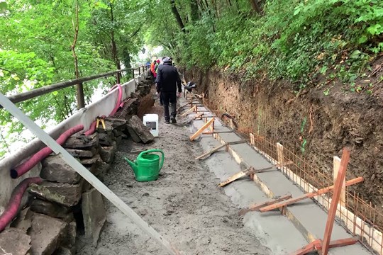 Rekonstrukce chodníku Panskou zahradou na Horní město pokračuje