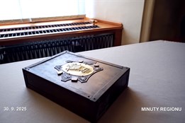 Restaurátoři objevili časovou schránku ve Sloupu Nejsvětější Trojice. Pochází z konce 90. let