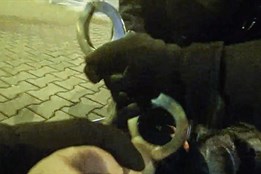 Agresivní opilec skončil na záchytce a v poutech, aneb Tohle bylo vážně „přes čáru“