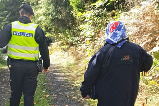 Policisté našli ztracenou houbařku, sbírala dál houby s plným košíkem