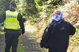 Policisté našli ztracenou houbařku, sbírala dál houby s plným košíkem