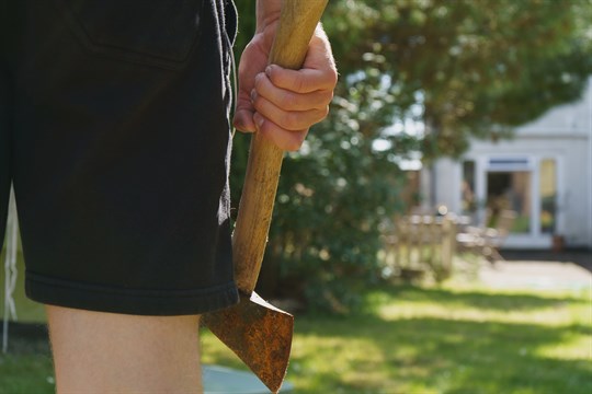 Když nezabral gang ze Slovenska, zkusil to vyděrač se sekerou