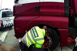 Celníci u Lipníku zastavili kamion, řidič dlužil milion na pokutách