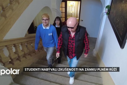 Studenti nabývají zkušenosti na zámku plném růží