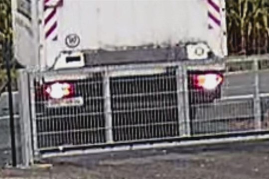 Řidič nákladního auta naboural na letišti do brány. Policisté hledají svědky!