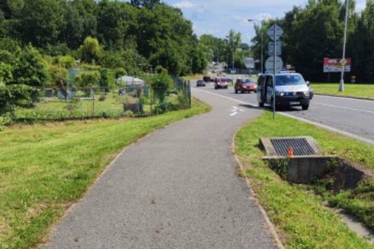 Policisté hledají koloběžkáře, který poslal cyklistu do kanálu, kde se zranil